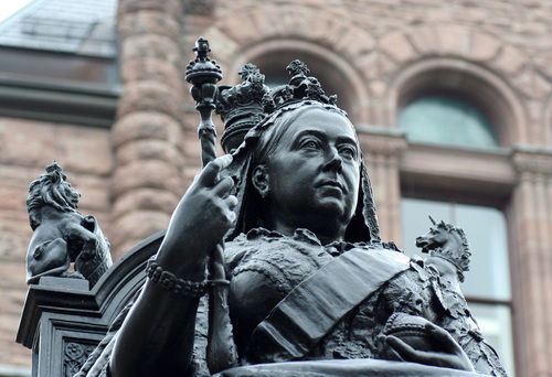 queenvictoria-statue-london